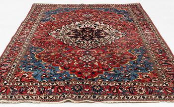A Bakhtiari carpet, c. 305 x 205 cm.