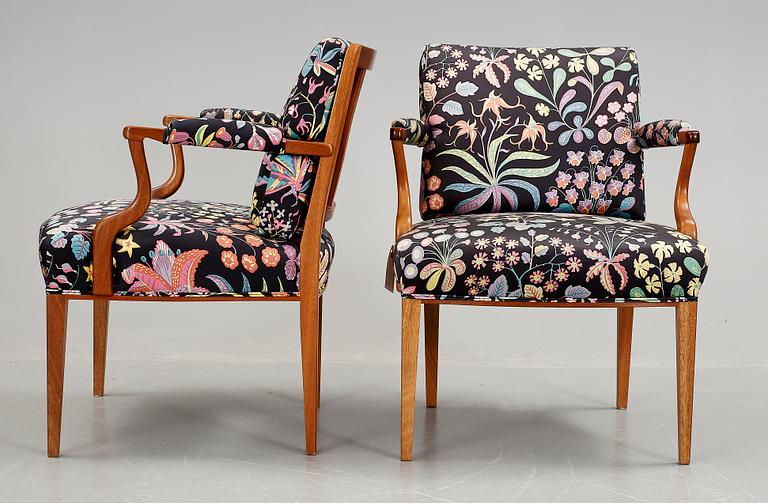 KARMSTOLAR, ett par, Josef Frank, Firma Svenskt Tenn modell 969.