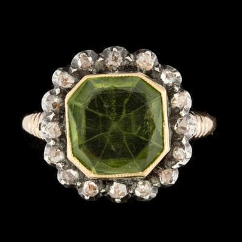 RING, 18 k guld och silver, peridot med rosenstenar. Vikta ca 3 g.