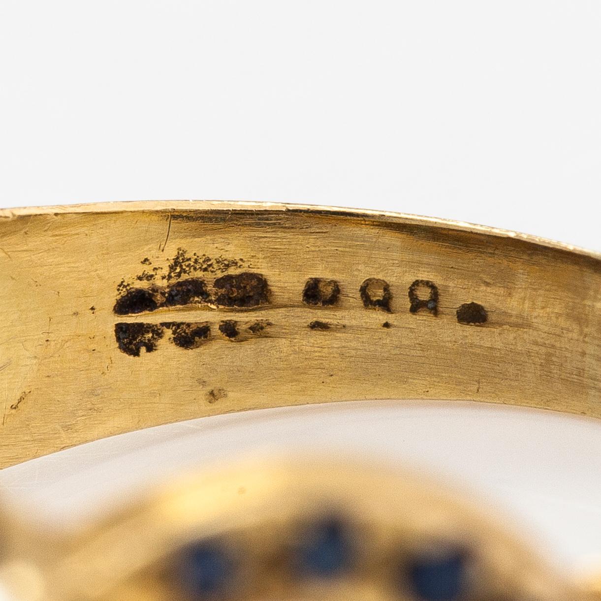 Ring, 18K guld, safirer, smaragder och diamanter ca 0.21 ct tot.