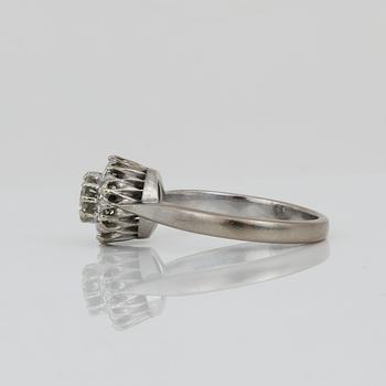 RING, 18K vitguld och briljantslipade diamanter, tot ca 0,98 ct, Åhlén & Samuelsson, Stockholm, 1966. Vikt ca 4,07 g.