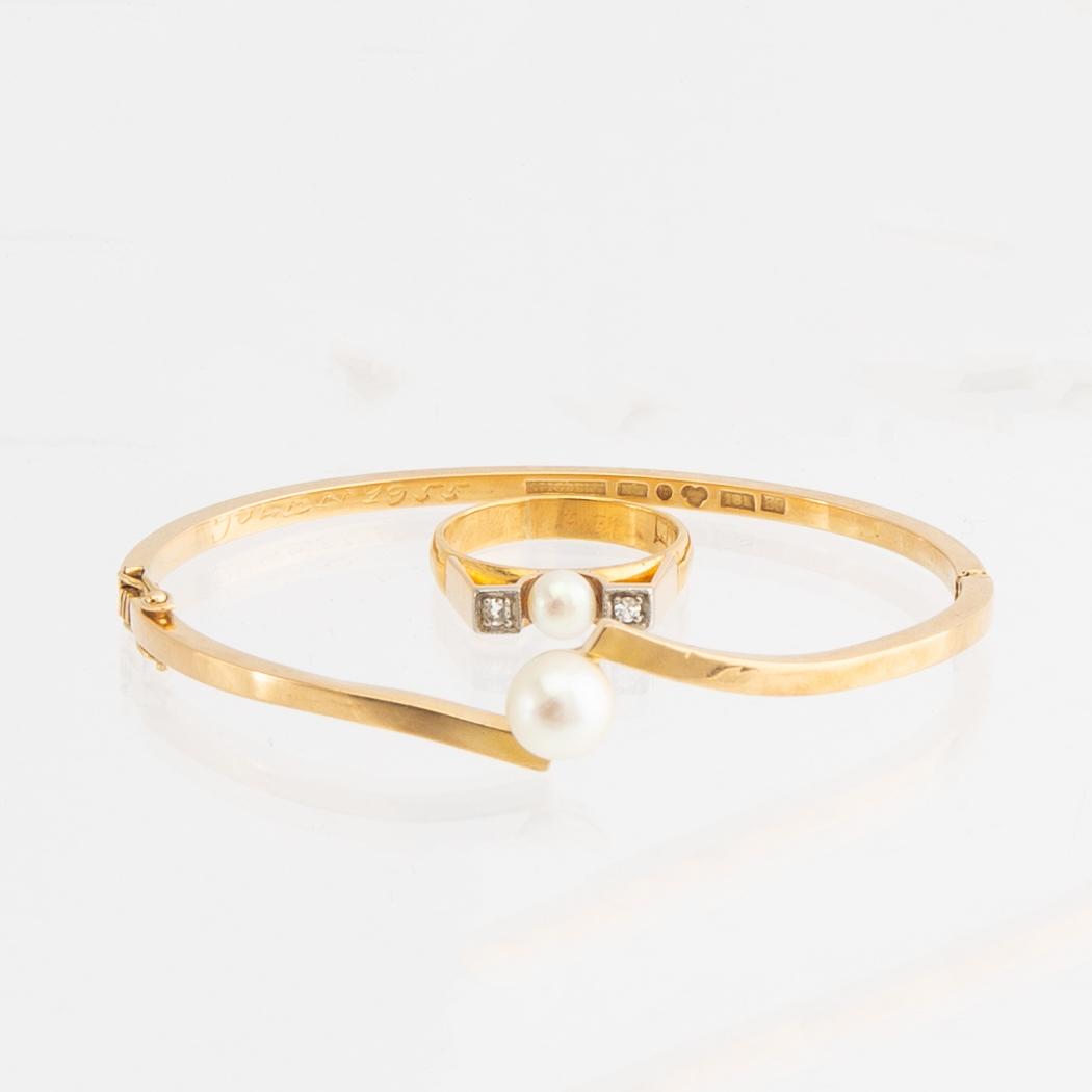 Bracelet and ring, 18k gold with pearls and brilliant-cut diamonds.