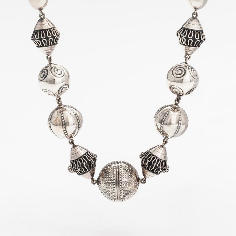 A sterling silver necklace and bracelet "Halikko necklace". Kalevala koru, Helsinki 1982.