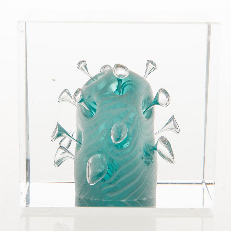 OIVA TOIKKA, AN ANNUAL CUBE, glass, signed Oiva Toikka Nuutajärvi marked 117.