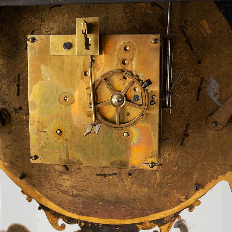 A French mantle clock, 19th century.