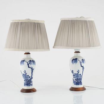 Bordslampor, ett par, porslin, Kina, 1900-talets andra hälft.