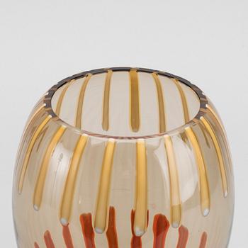 A VETRI CENEDESE MURANO GLASS VASE.