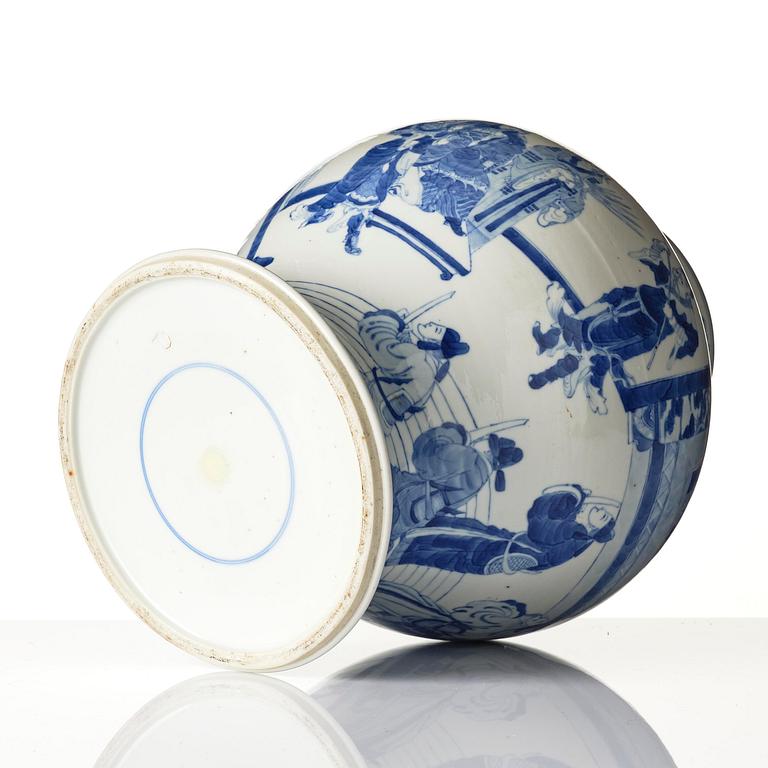 A blue and white vase, Qing dynasty, 19th century.