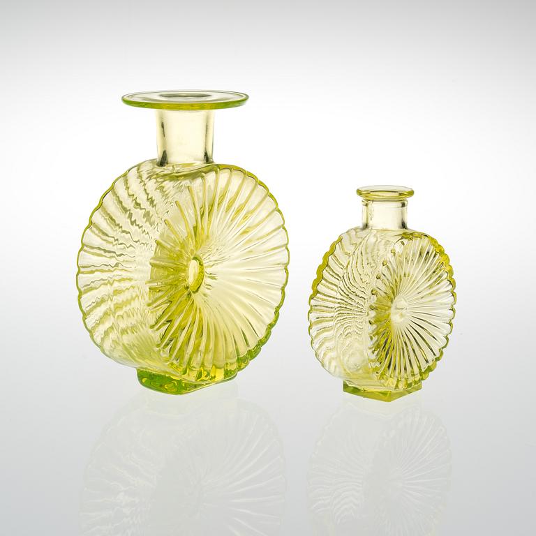 HELENA TYNELL, FLASKOR, 2 st, glas, Solflaskan, Riihimäen Lasi. Formgiven 1964.