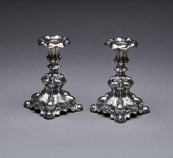 LJUSSTAKAR, ett par, barockstil, CG Hallberg, Stockholm, 1948, silver vikt med fyllning ca 950 g.