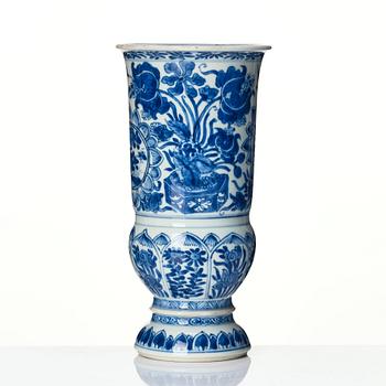 A large Chinese blue and white goblet, Qing dynasty, Kangxi (1662-1722).