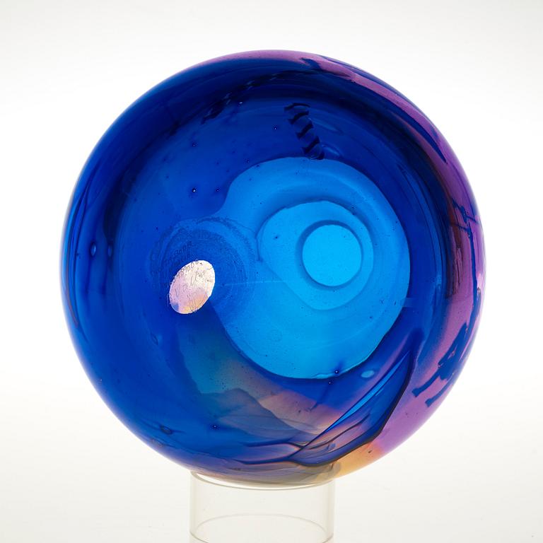 A Bertil Vallien glass vase, Kosta Boda 1989.