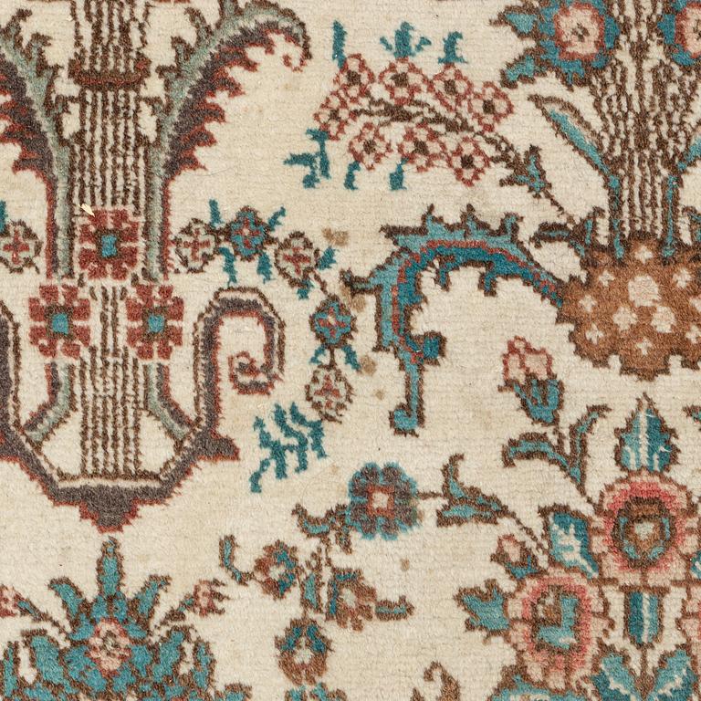 A Tabriz, ca 295 x 195 cm.