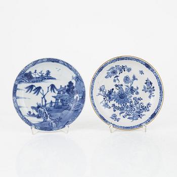 Skålfat, två stycken, tekoppar, två stycken samt kaffekopp och tre fat, porslin, Kina, Qingdynastin, 1700-tal.