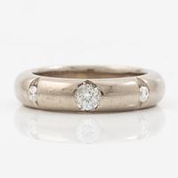 Ring 18K white gold with three round brilliant-cut diamonds, Engelbert.