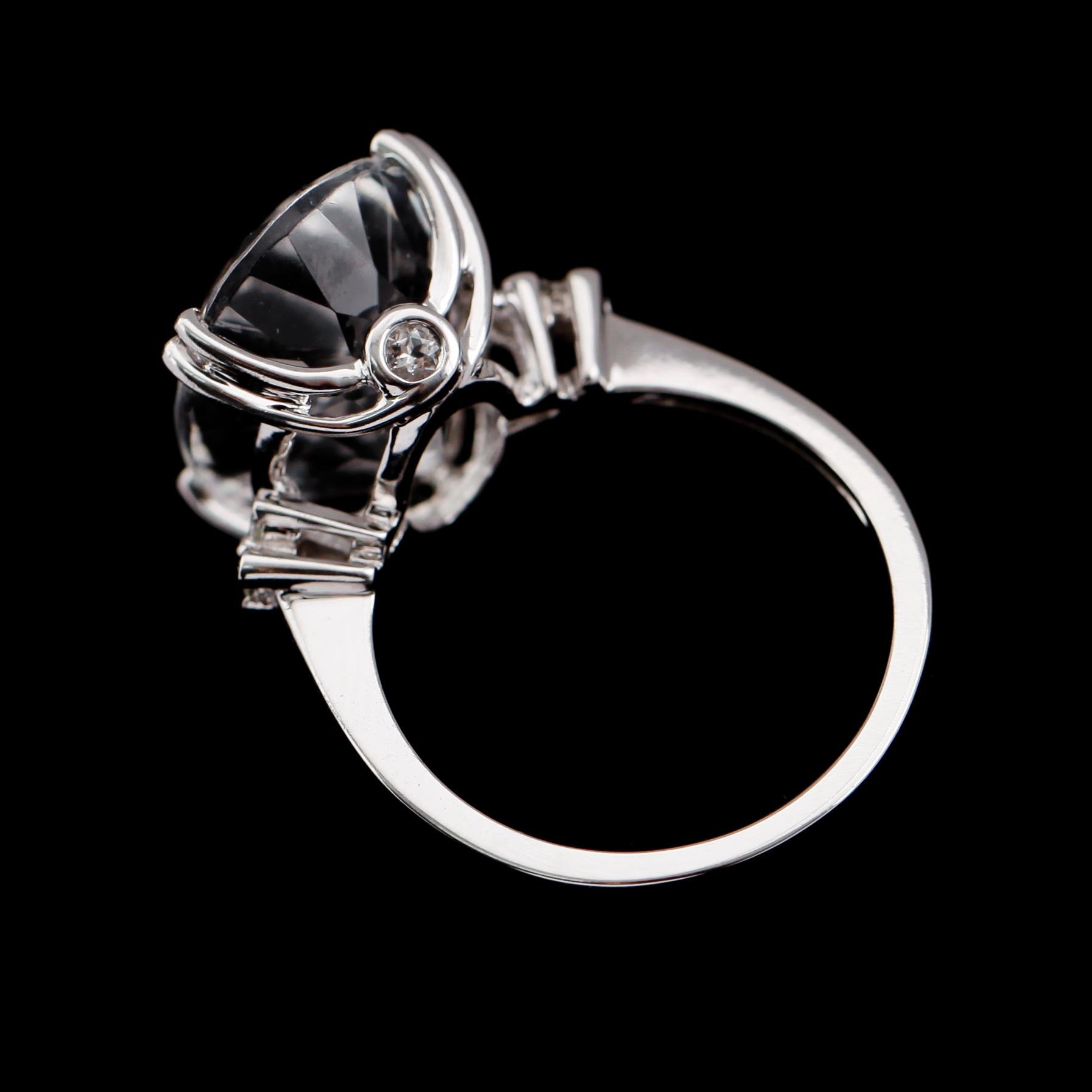 RING, 14 k vitguld, oval fasettslipad kvarts, briljantslipade diamanter tot 0.05 ct.