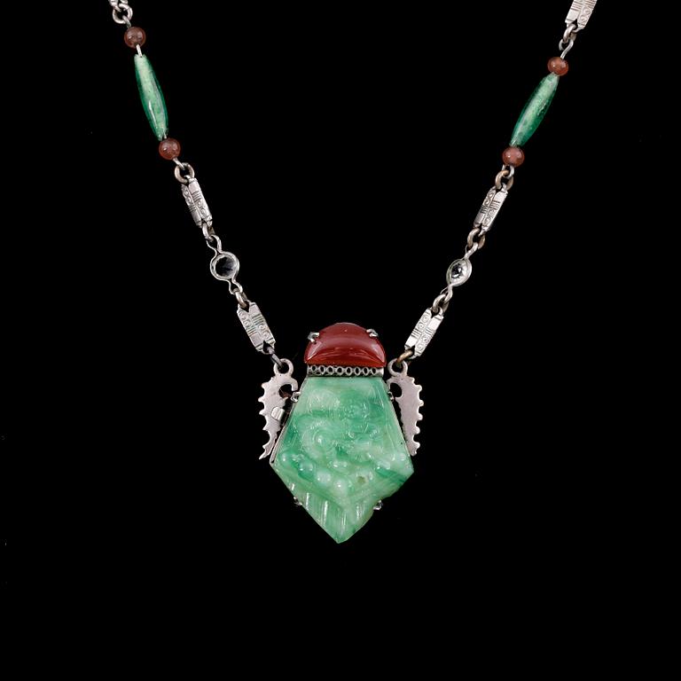 COLLIER, vitmetall med trol jadesten, sydostasien, 1900-tal.