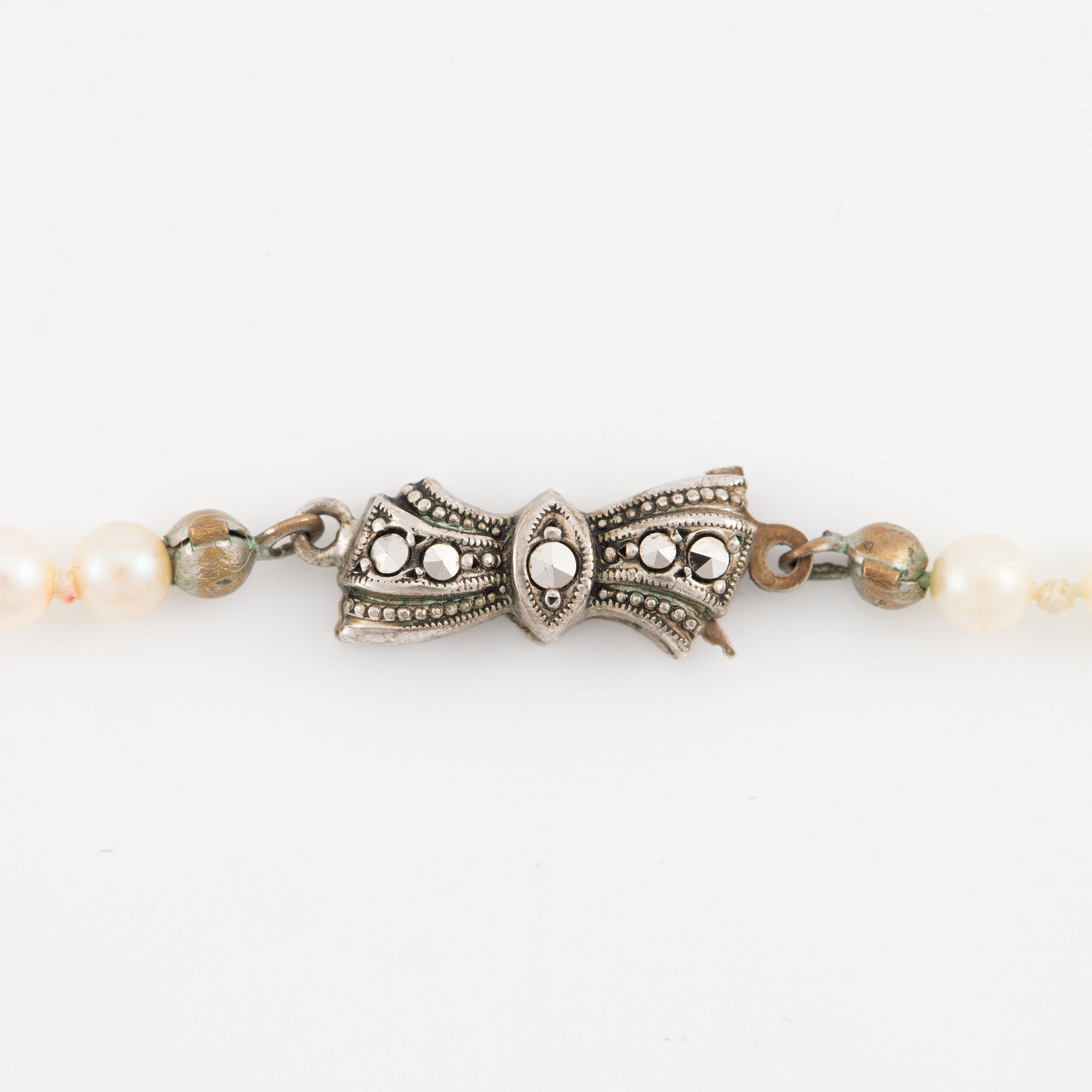 Pärlcollier, tre stycken, odlade pärlor, lås silver, varav ett saknar lås.