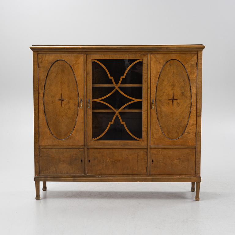 Vitrinskåp, 1900-talets första hälft.