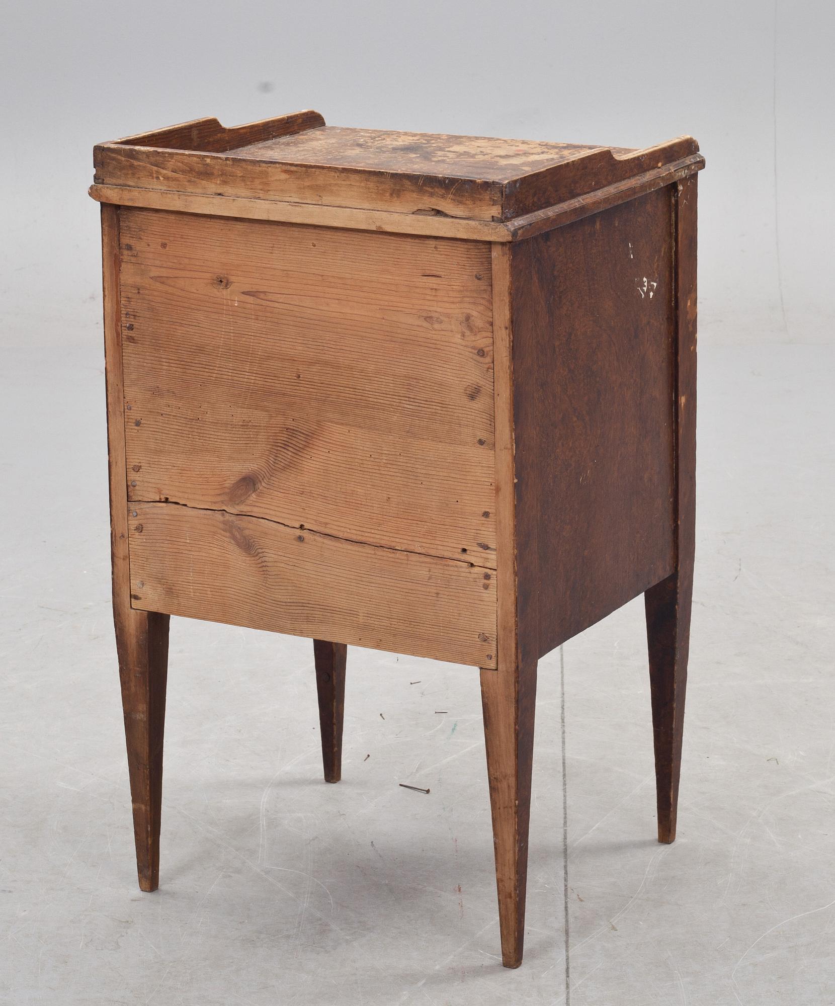 POTTSKÅP, sengustavianskt, omkring 1800.