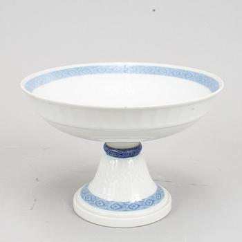 A Royal Copenhagen porcelain service "Blå vifte" by Arnold Krog, 28 pcs, Denmark.