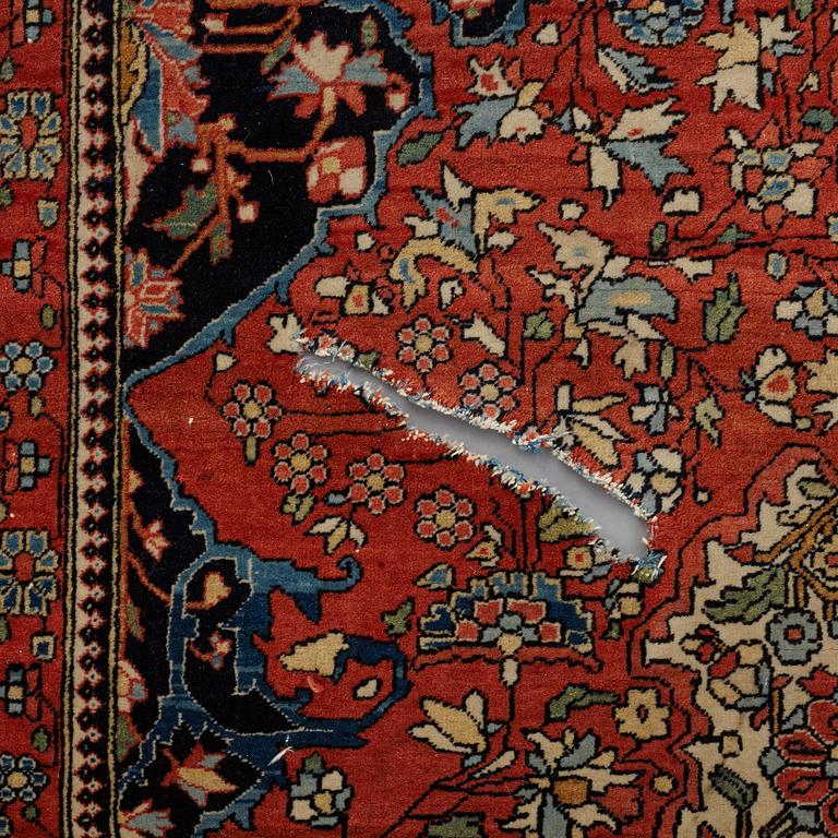 A RUG, a semi-antique Kashan Motachem, ca 217,5 x 134 cm.