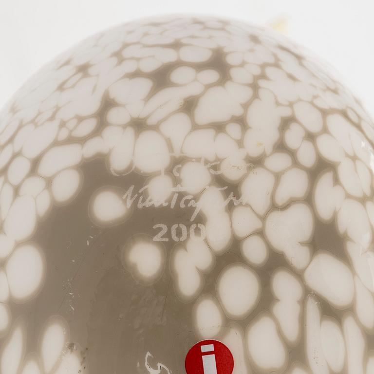 Oiva Toikka, an annual glass bird, 'Arctic tern', signed O. Toikka Nuutajärvi 2000 Sonera GSM A-sarja.