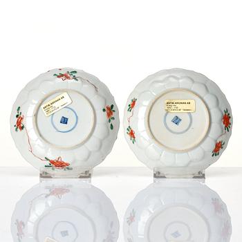 Koppar med fat, ett par, porslin. Qingdynastin, Kangxi (1662-1722).