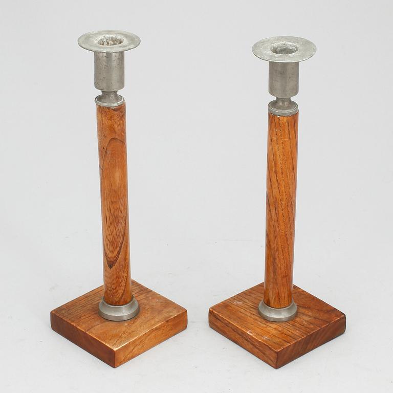 LJUSSTAKAR, ett par, sengustavianska, omkring år 1800.