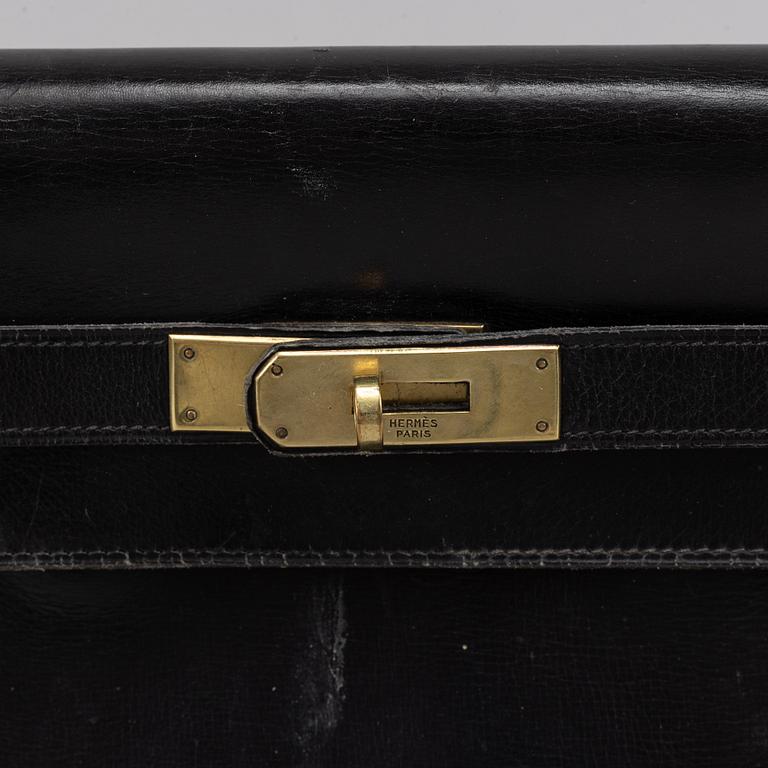 Hermès, a black leather 'Kelly' handbag.