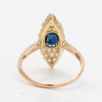 An 18K gold ring with old- and brilliant-cut diamonds ca. 0.52 ct in total and a sapphire. Oskar Lindroos, Helsinki 1937.