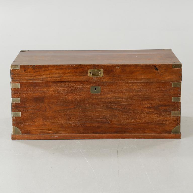 KOFFERT / KISTA, engelsk stil, omkring sekelskiftet 1900.