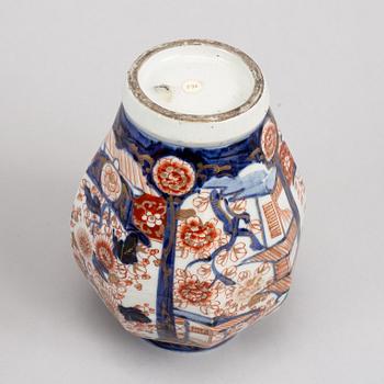 A pair of Japanse imari jars with covers, Meiji period (1868-1912).