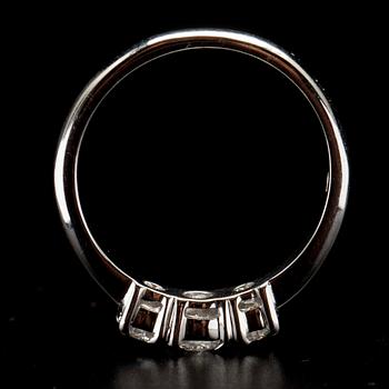 RING, vitguld 18K, briljantslipade diamanter 0,25 ct, 2 x 0,14 ct, tot. 0,53 ct. Vikt 3,9 g. Intyg.