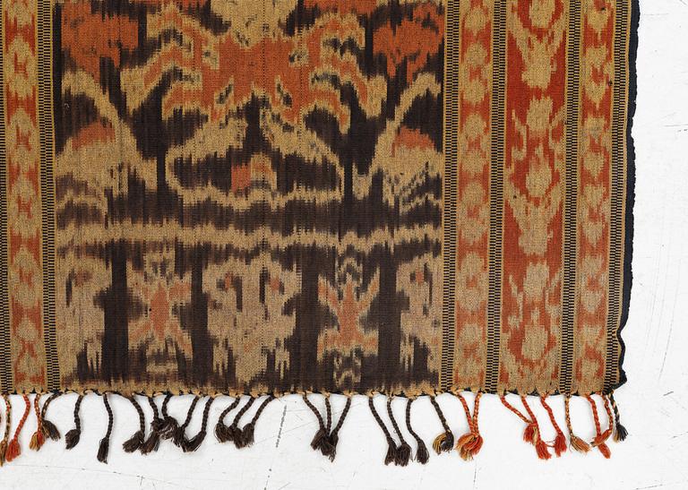 A semi-antique Sumba Ikat Hinggi, Indonesia. Ca 98 x 57 cm.