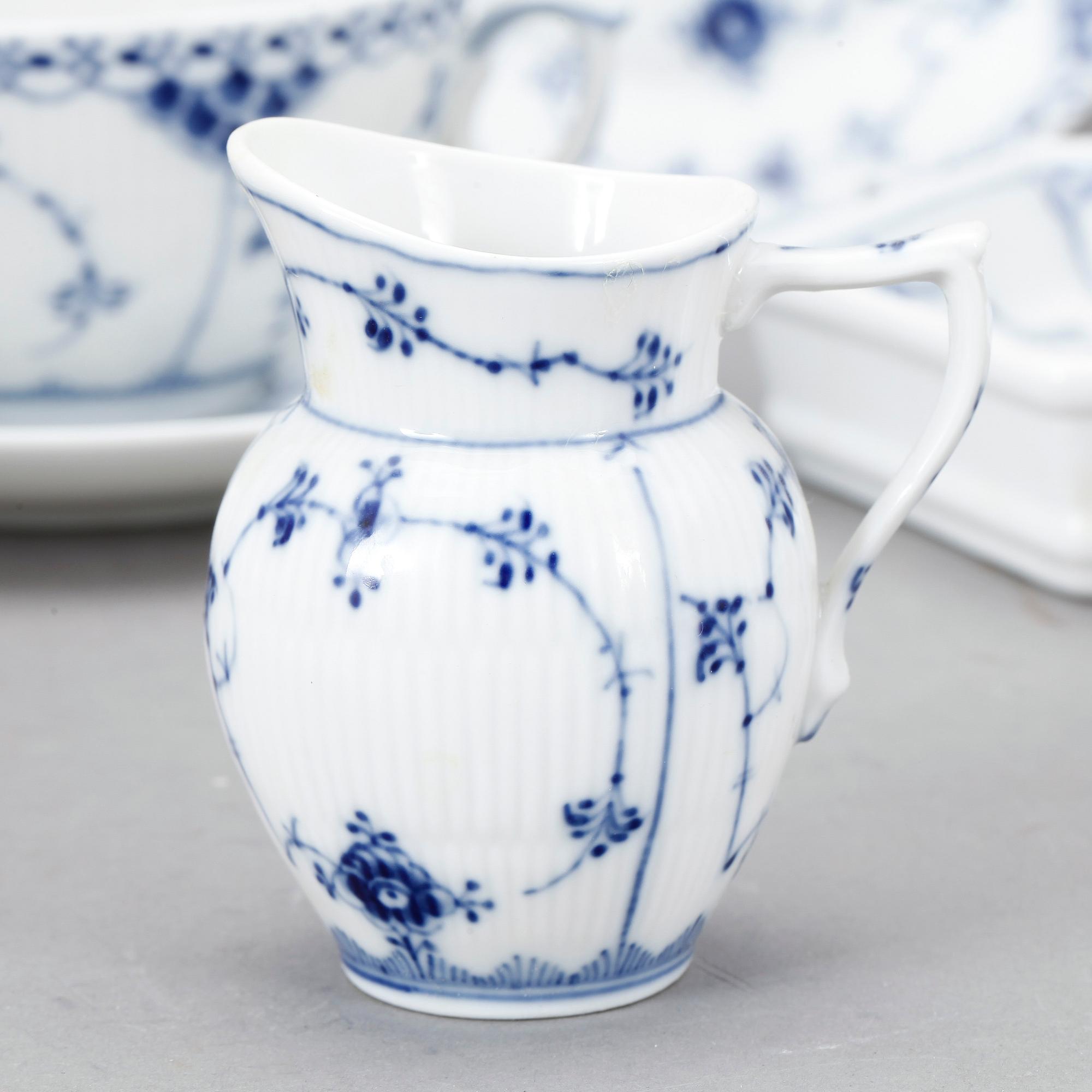 KAFFESERVIS, 48 delar, porslin, "Musselmalet" Royal Copenhagen.