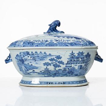 Terrin med lock, porslin. Qingdynastin, Qianlong (1736-95).