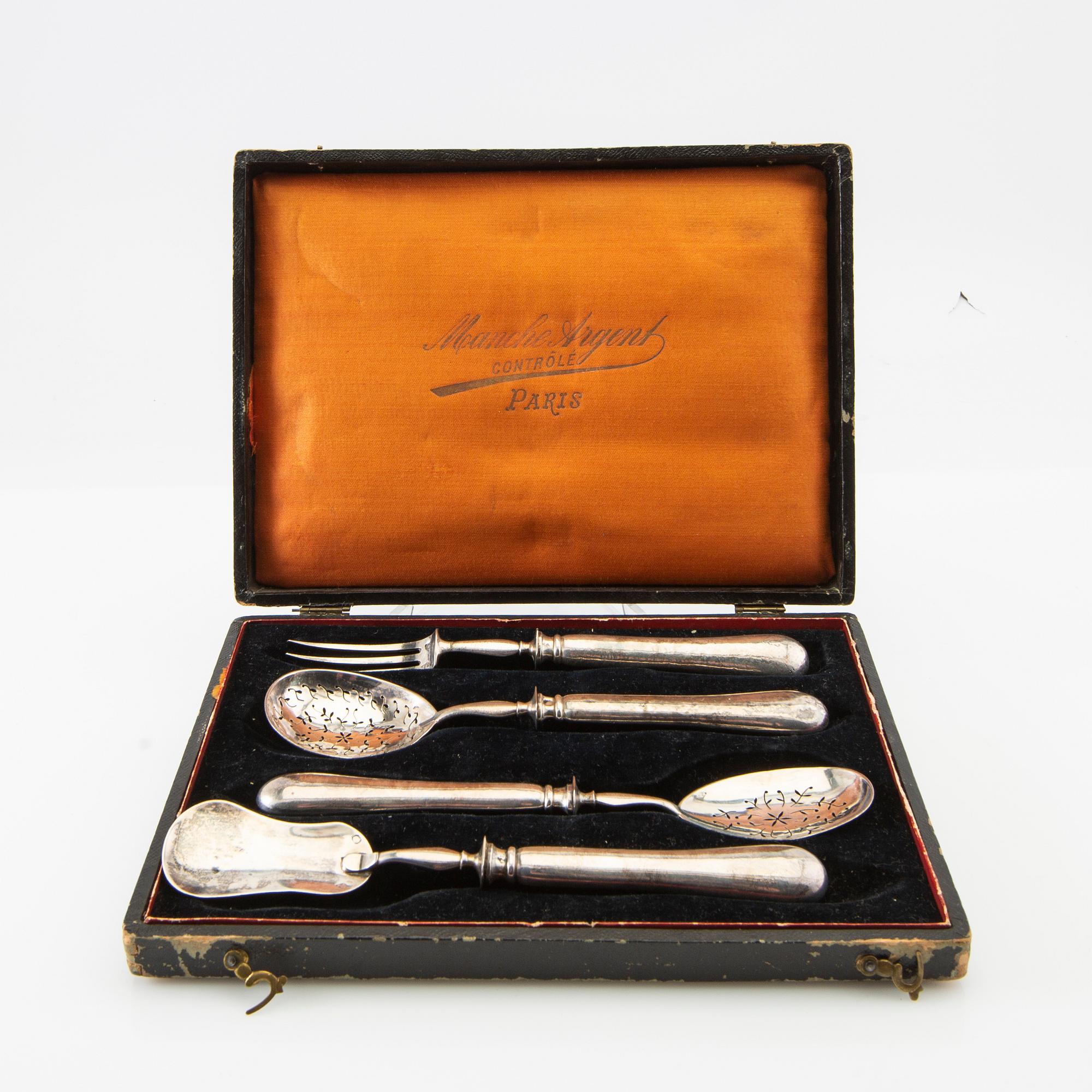Serving utensils, 4 pieces in case, silver, Paris, late 19th century.