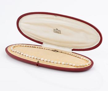 Pärlcollier, med doserade troligen flodpärlor, lås 18K guld och silver med rosenslipade diamanter och grön sten.