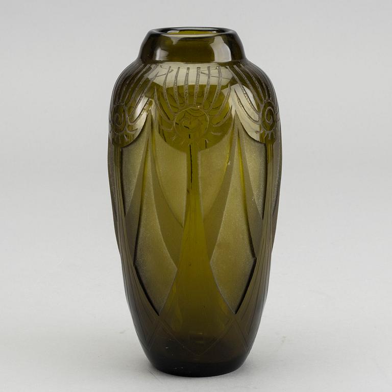 THEODORE LEGRAS, a signed etched glass vase around 1920.