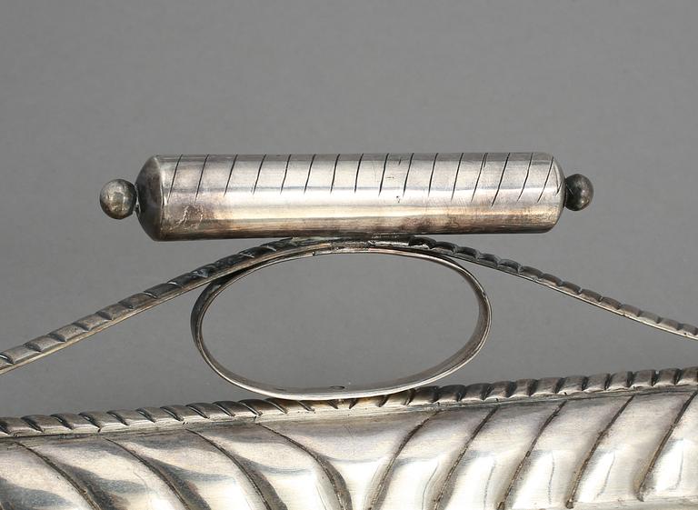 BRICKA, silver, troligen Baltikum, 1900-tal. Vikt  2160 g.