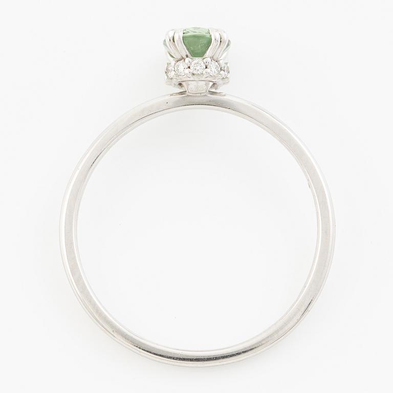 Ring 14K white gold with green sapphire and brilliant-cut diamonds.