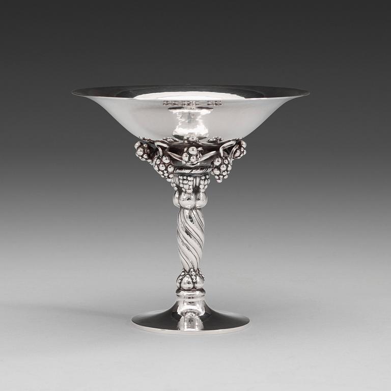 GEORG JENSEN, skål på fot, Köpenhamn 1945-77, sterling.