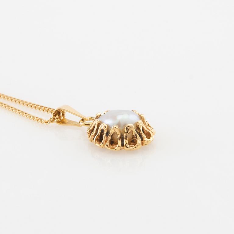 Necklace 18K gold with a cultured pearl.