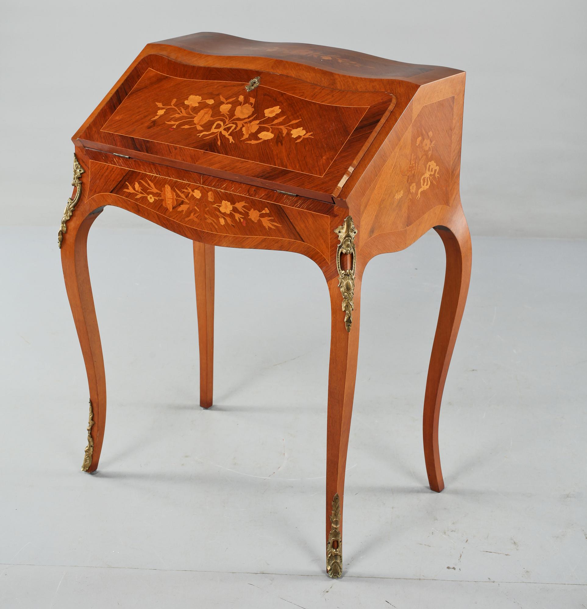 SEKRETÄR, rokokostil, 1900-talets andra hälft.