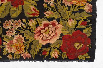 A Moldavian Kilim carpet, approx. 380 x 258 cm.