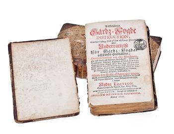 BÖCKER, 2 st, "Tilförlåtelig gårds fogde instruction.." resp "Fullständig Fruentimmers färgebok...", Stockholm 1731 resp Lund 1772.