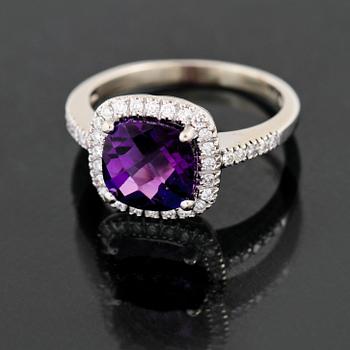 RING, 14K vitguld med checkerslipad ametist samt små briljantslipade diamanter. Vikt 3,6 g.