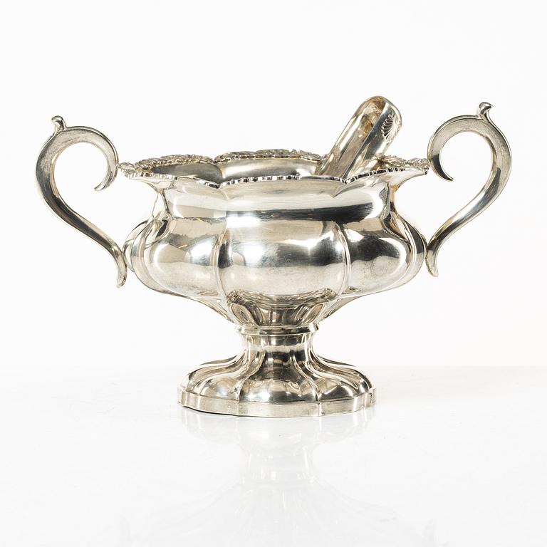A sugar bowl with sugar tongs, silver, marks of Finlands Guldsmeds ab, Turku 1913 and Kuopios Guldsmed Ab, Oulu 1929.