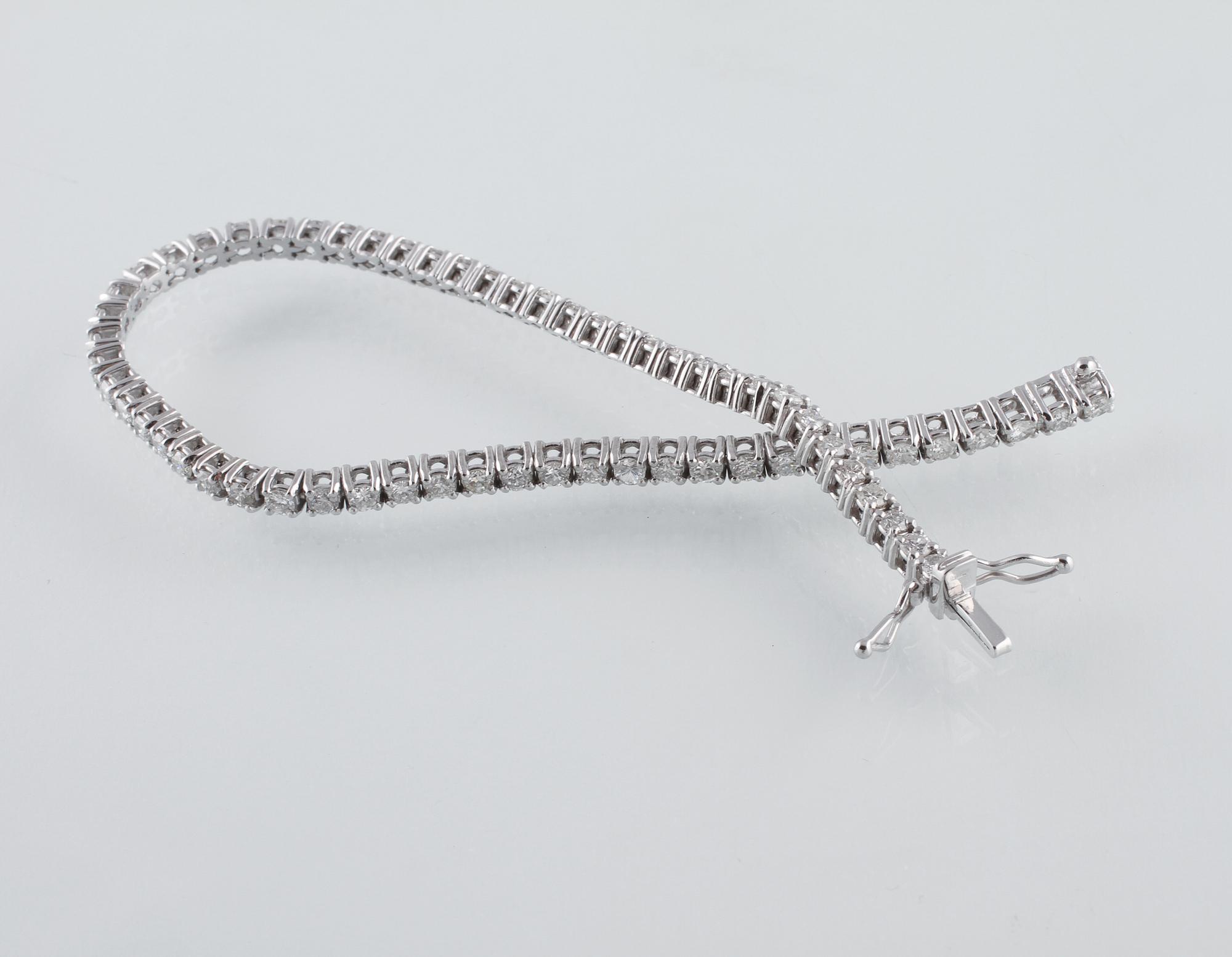 ARMBAND, 18K vitguld med briljantslipade diamanter ca 3.55 ct. Vikt 10,9 gram.